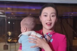 Phương Oanh bế hai con đi tập nhảy