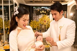 Phương Trinh Jolie và chồng trẻ mừng đầy tháng con trai trong nhà phố