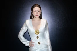 Lý Nhã Kỳ mặc váy xẻ ngực sâu khi đến ủng hộ Hieuthuhai