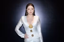 Lý Nhã Kỳ mặc váy xẻ ngực sâu khi đến ủng hộ Hieuthuhai