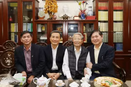 Nguyên Chủ tịch nước Trần Đức Lương chúc TSKH Phan Xuân Dũng thành công ở cương vị Chủ tịch VUSTA