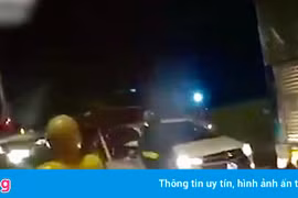 Tài xế húc văng môtô của CSGT TP.HCM để chạy trốn