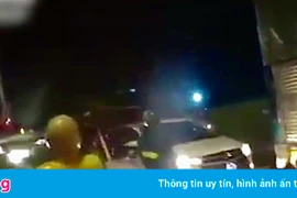 Tài xế húc văng môtô của CSGT TP.HCM để chạy trốn