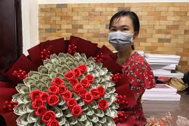 Choáng ngợp với bó hoa bằng tiền mặt trị giá 200 triệu đồng ngày 20/10