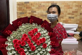 Choáng ngợp với bó hoa bằng tiền mặt trị giá 200 triệu đồng ngày 20/10