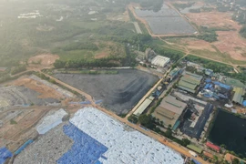 Cận cảnh các hồ chứa nước của bãi rác Nam Sơn đang vượt quá mức an toàn