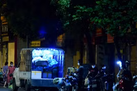 Chợ cóc họp "chui" giữa đêm, tiềm ẩn nguy cơ lây nhiễm COVID-19