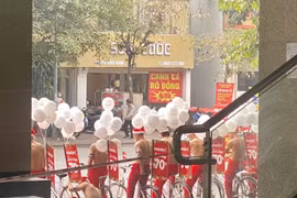 Cởi trần quảng cáo trên tàu Cát Linh -Hà Đông: “Cần tẩy chay thương hiệu“