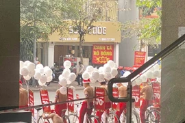 Cởi trần quảng cáo trên tàu Cát Linh -Hà Đông: “Cần tẩy chay thương hiệu“