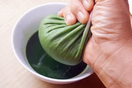 Kỳ lạ những loại lá rụng đầy, tưởng bỏ đi đem bán bỗng "đắt" hàng