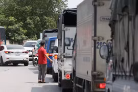 Sau khi nới lỏng, cửa ngõ Hà Nội ùn tắc nghiêm trọng