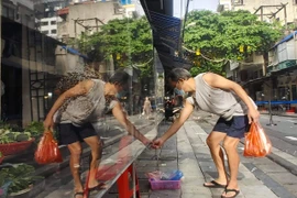 Chợ “nhà giàu” Hàng Bè mở lại: Người mua bán phải quét QR, khai báo thông tin