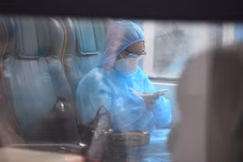 Cận cảnh chuyến tàu thương mại đầu tiên chạy lại sau nhiều tháng nghỉ dịch