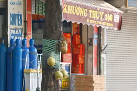 Hà Nội tiêm vắc xin diện rộng, mặt hàng này đắt khách...dân đua nhau bán