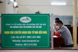 Ngày đầu bán vé tàu trở lại, người dân trực tiếp đến mua thưa thớt