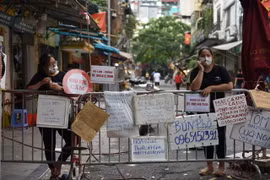 Bán hàng qua biển rao vặt ở chợ dân sinh giữa lòng phố cổ Hà Nội