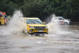 Đường phố Hà Nội thành biển nước, xe máy “chạy” ô tô như... ma đuổi