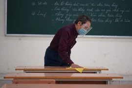 Trường học khử khuẩn hàng ngày khi dạy trực tiếp