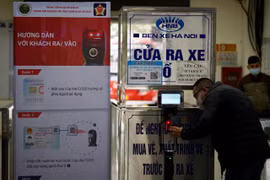 Bến xe dịp cuối năm vắng lặng, khách lúng túng khai báo y tế