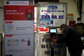 Bến xe dịp cuối năm vắng lặng, khách lúng túng khai báo y tế