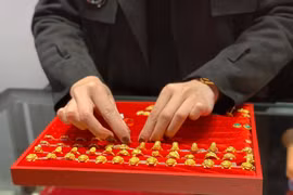 Giá vàng hôm nay 16/8: USD xuống thấp, vàng tiếp tục tăng lên