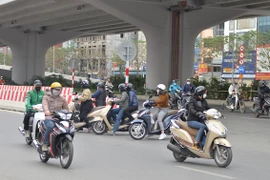 Giao thông hỗn loạn tại lối xuống đường trên cao vừa đi vào hoạt động