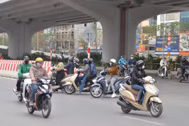 Giao thông hỗn loạn tại lối xuống đường trên cao vừa đi vào hoạt động