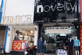 Quần áo đồng loạt giảm giá sau giãn cách, nhiều cửa hàng vẫn… “ngủ im”