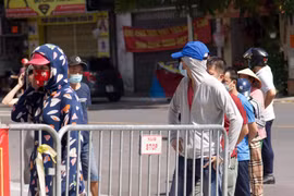 Xếp hàng từ sáng đến chiều... không mua được bánh Trung Thu Bảo Phương