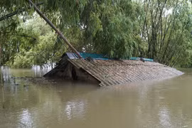 Mưa lớn kéo dài, hàng trăm hộ dân tại Hà Nội ngập sâu trong nước