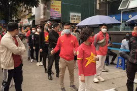 CĐV Việt Nam xếp hàng xét nghiệm vào sân xem đá bóng