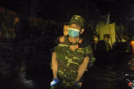 Phú Yên, hơn 200 cán bộ, chiến sĩ quân đội cứu dân trong đêm