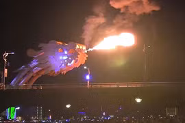 Khoảnh khắc cầu Rồng Đà Nẵng phun lửa, phun nước ấn tượng