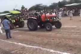 Chết cười xem kéo co bằng máy cày độc nhất thế giới