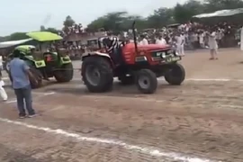 Chết cười xem kéo co bằng máy cày độc nhất thế giới