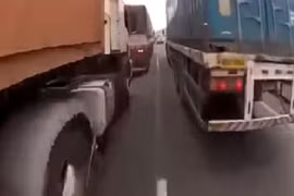 Dân chơi thích liều, làm xiếc giữa hai làn xe