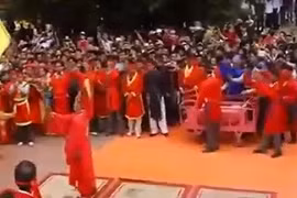 Cận cảnh lễ hội chém lợn làng Ném Thượng