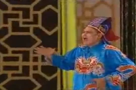 Tự Long hát chế “Đường cong” cực sung trong Táo quân 