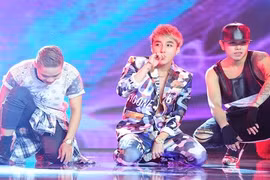 Sơn Tùng ngậm kẹo mút, hát “Cơn mưa ngang qua“