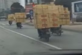 Kiểu chở hàng không giống ai của người Việt