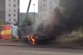 Cảnh tượng kinh hoàng khi xe cẩu vướng vào dây điện