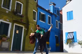 Cặp đôi lệch nhau 20 tuổi nhảy múa nơi trời Tây