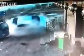 Xe điên gặp tai nạn suýt nuốt chửng người đi bộ