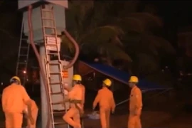 Những người căng mình làm việc giữa mưa lũ ở Quảng Ninh