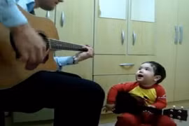 Nhóc tì hai tuổi quẩy guitar hát cùng bố cực chất