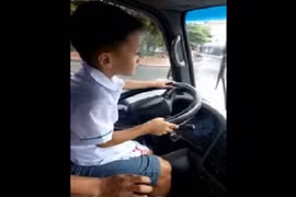 Video: Bé trai 6 tuổi lái ôtô đi học ở Quảng Ninh