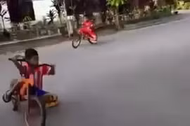 Chết cười với "Giải đua mô tô GP" phiên bản nhí