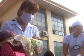 Xôn xao chuyện đẻ rơi con trên xe công nông