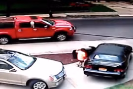 Hồn xiêu phách lạc với cậu bé 6 tuổi lái ô tô