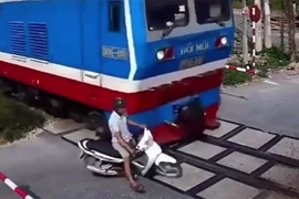 Vượt rào chắn an toàn, nam thanh niên suýt “toang” trước mũi tàu hỏa 